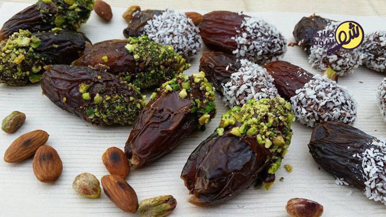 التمر المزين بالشوكولا والمكسرات