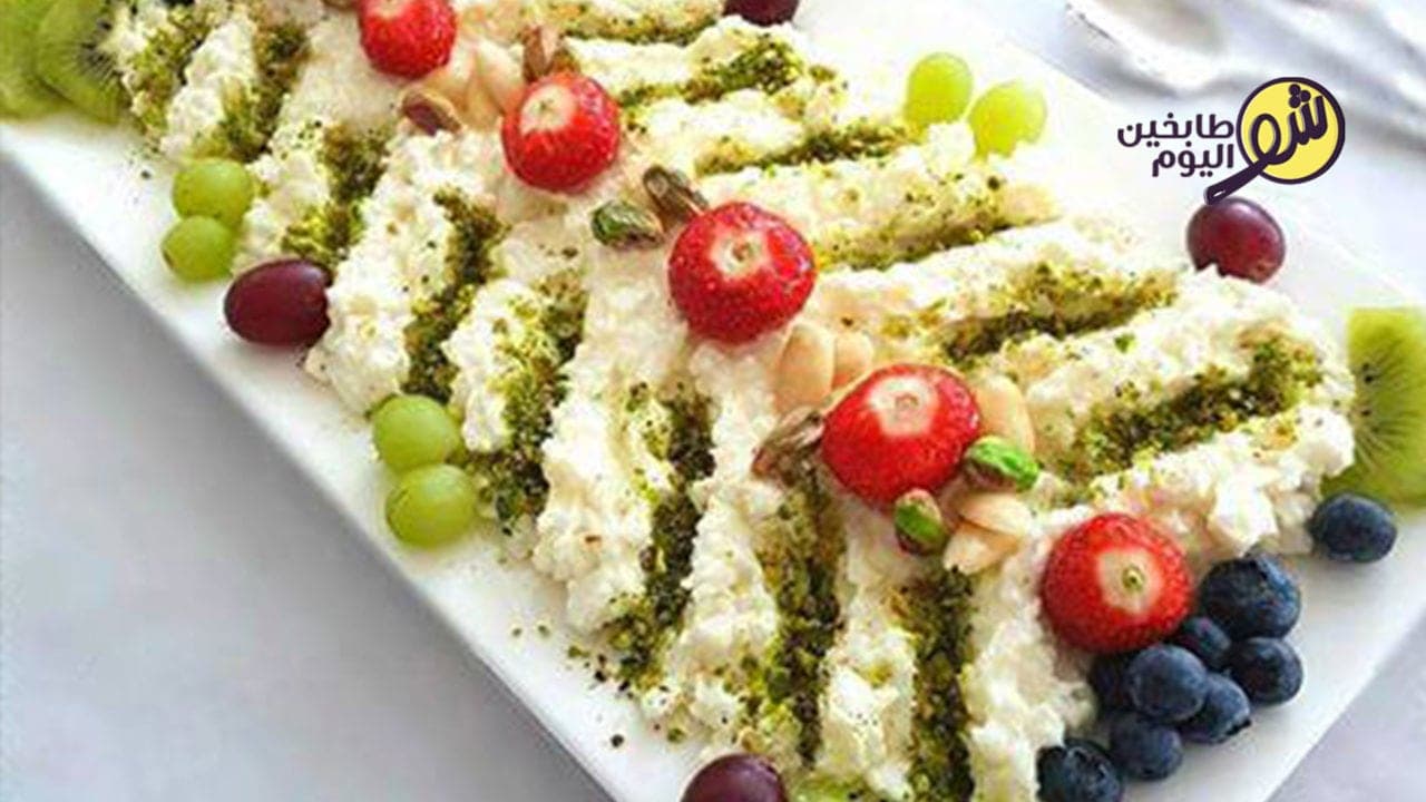 القشطة مع الفواكه الطازجة