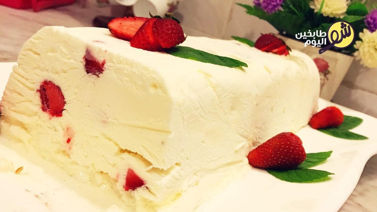 بوظة بنكهة التشيز كيك محشية فراولة