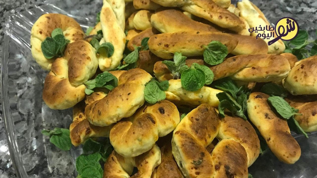 الخبز بالجبنة والزعتر الأخضر