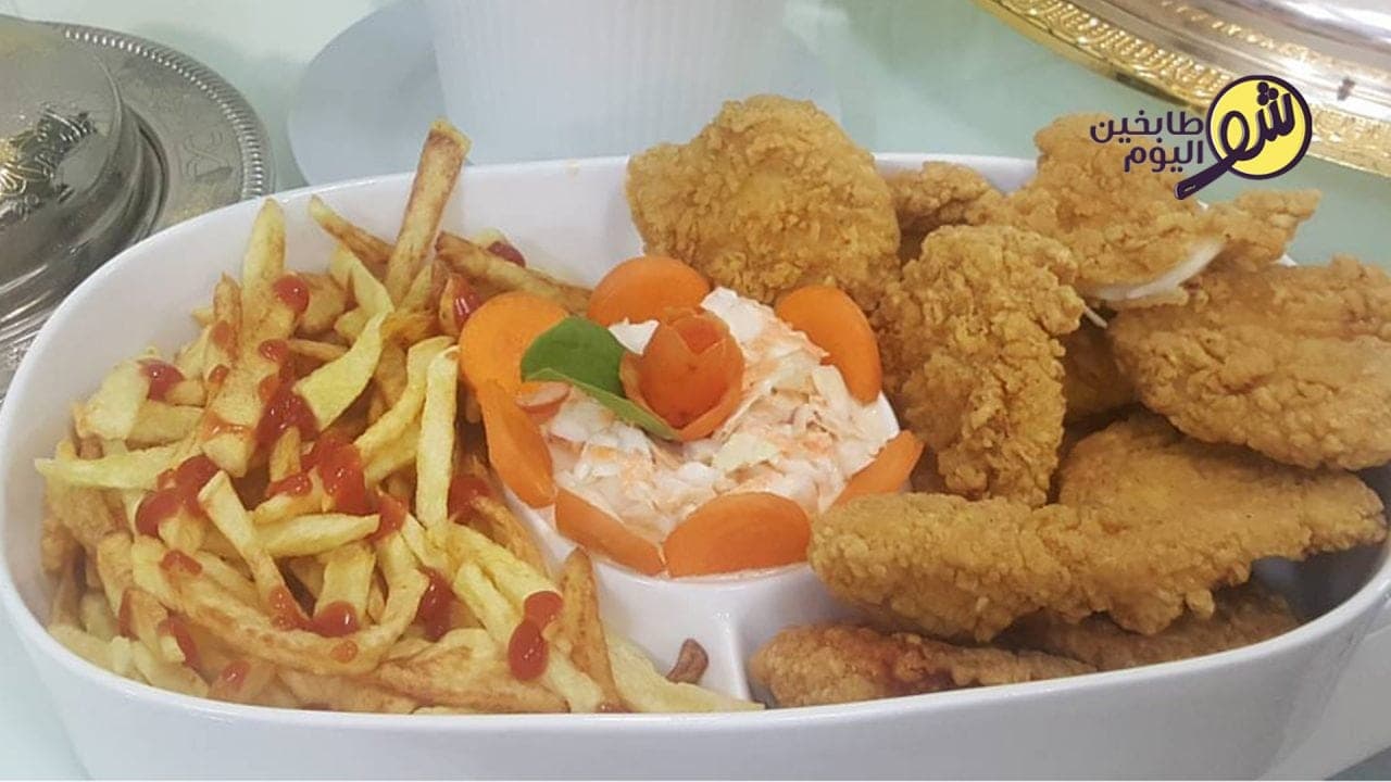 كريسبي الدجاج مع سلطة ملفوف الكول سلو