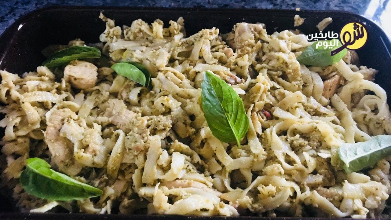 معكرونة فتوتشيني بالدجاج وصلصة البيستو
