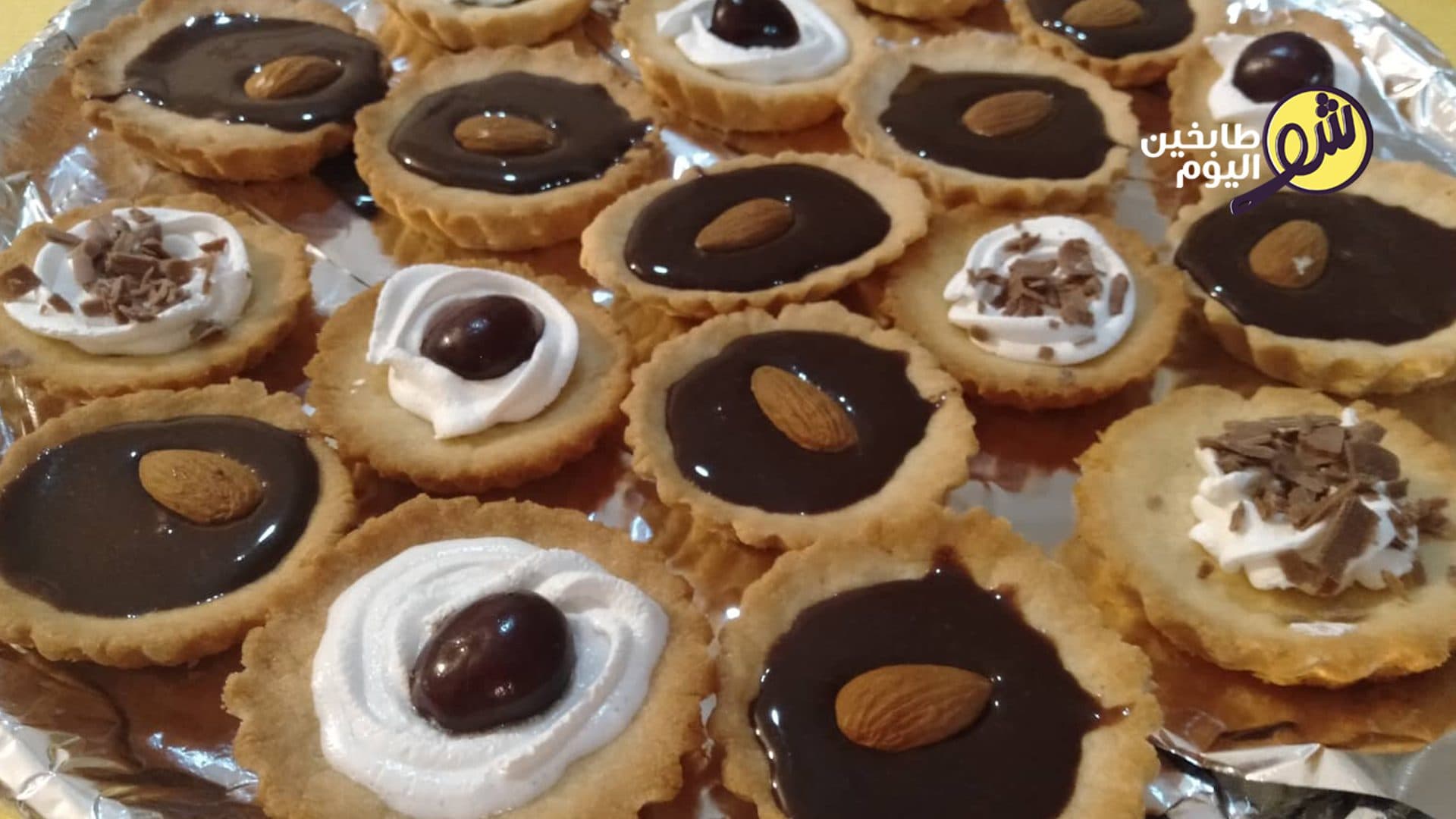 Tart with Cream and Chocolate Sauce