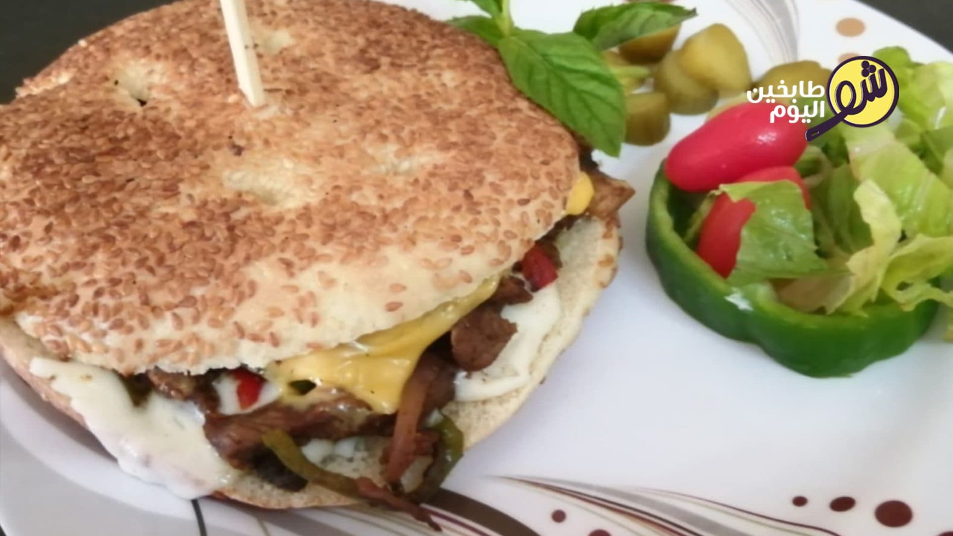 سندويشات اللحمة مع الخضار والجبنة او الفيلادلفيا