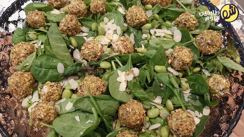 سلطة السبانخ الأخضر مع طابات العنب بالجبنة