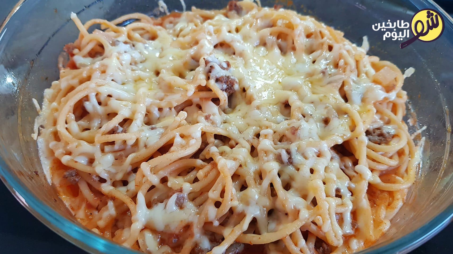 معكرونة بالصلصة الحمرا مع جبنة